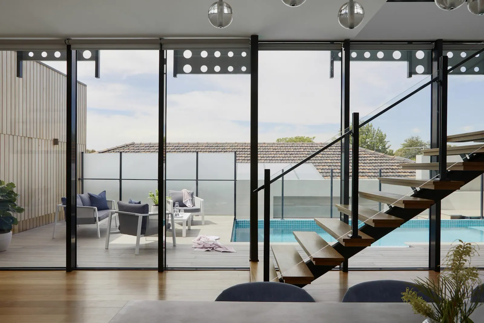 Piscina integrada à sala